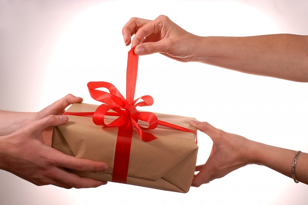Почему мужчина не дарит подарки и цветы: 10 популярных причин