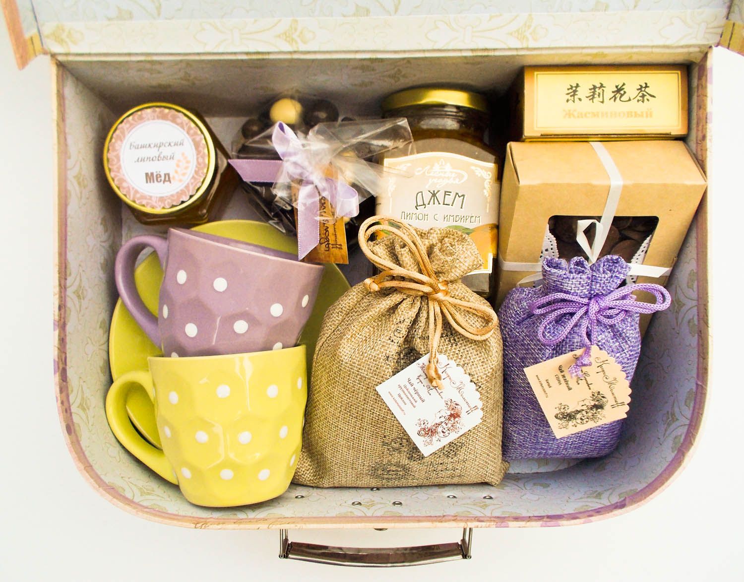 Что подарить на 8 женщине 60. Подарочный набор. Интересные идеи для подарка. Подарочный набор - чайный. Подарочный набор чая.