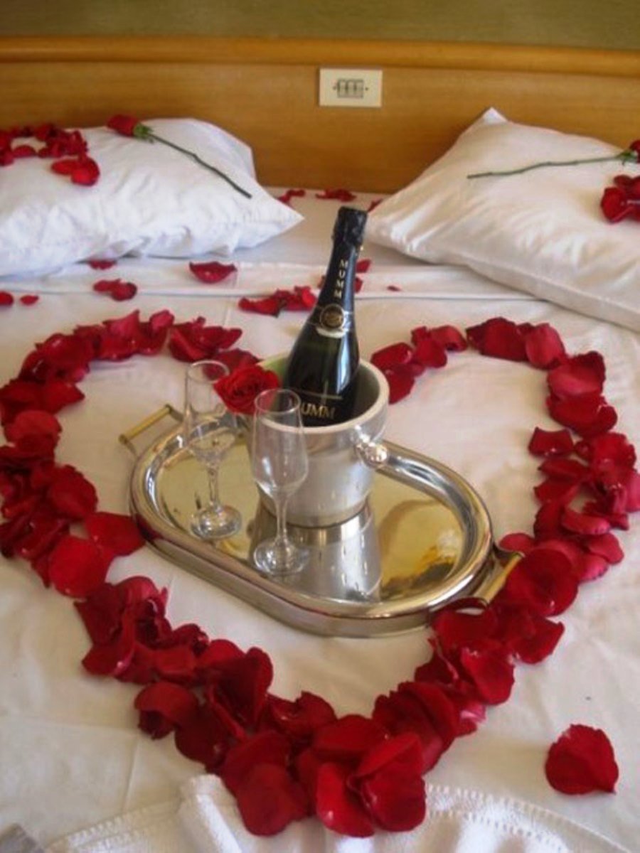 розы букеты шикарные на кровати романтик фото