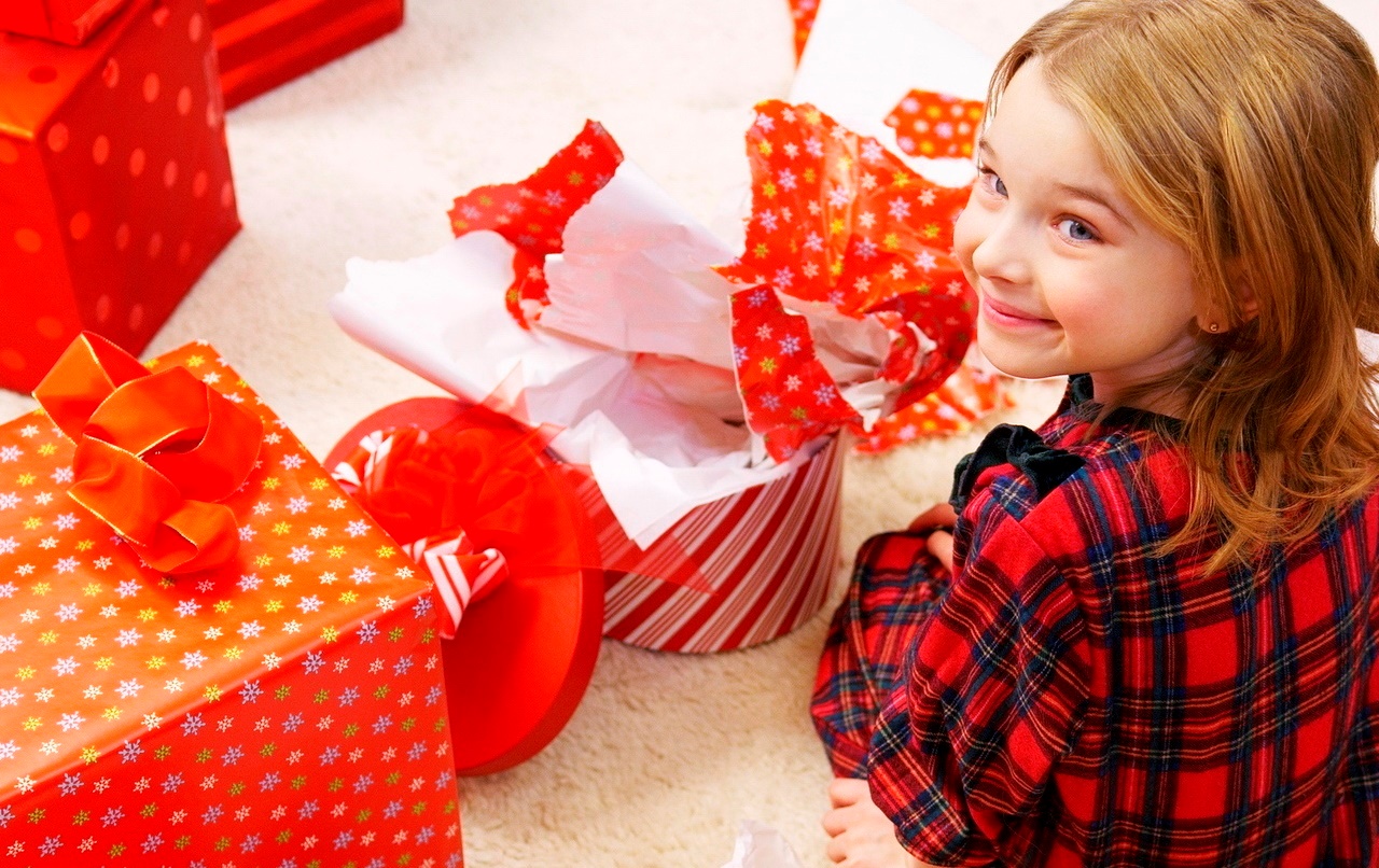 Что подарить дочери на 9 лет: интересные и полезные подарки