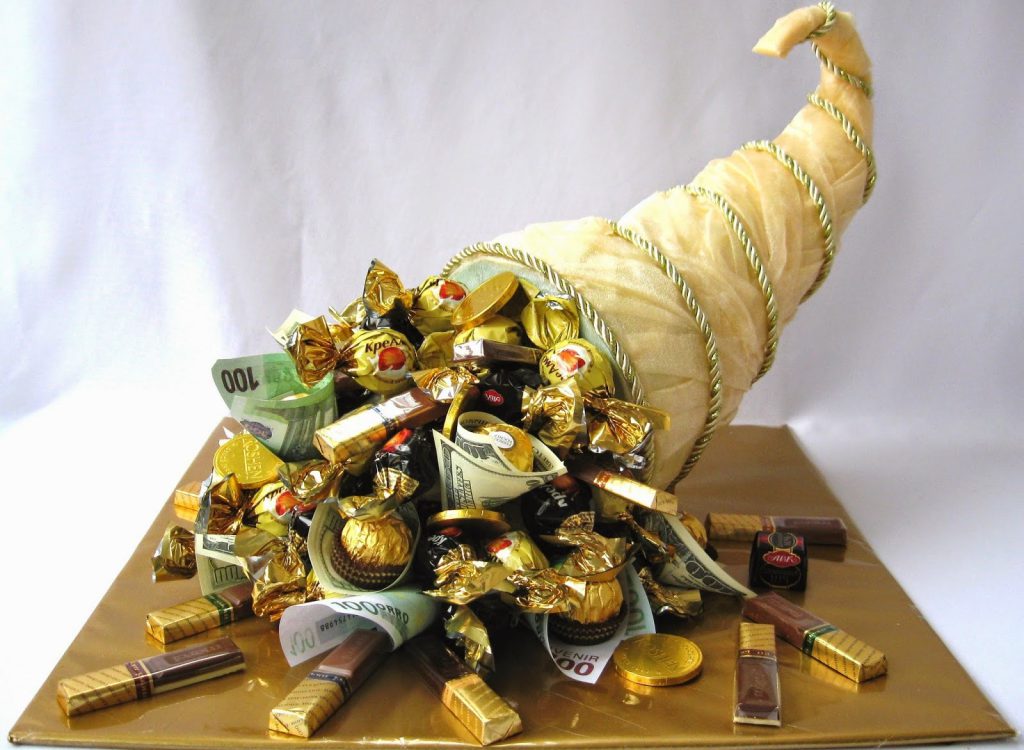 Рог изобилия, наполненный конфетами