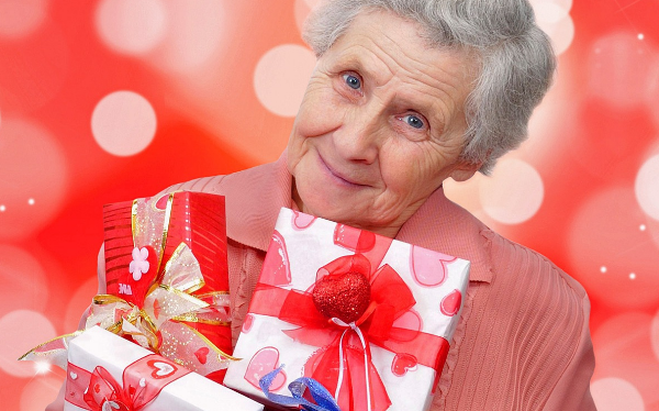 Подарки бабушке: что подарить на день рождения или юбилей