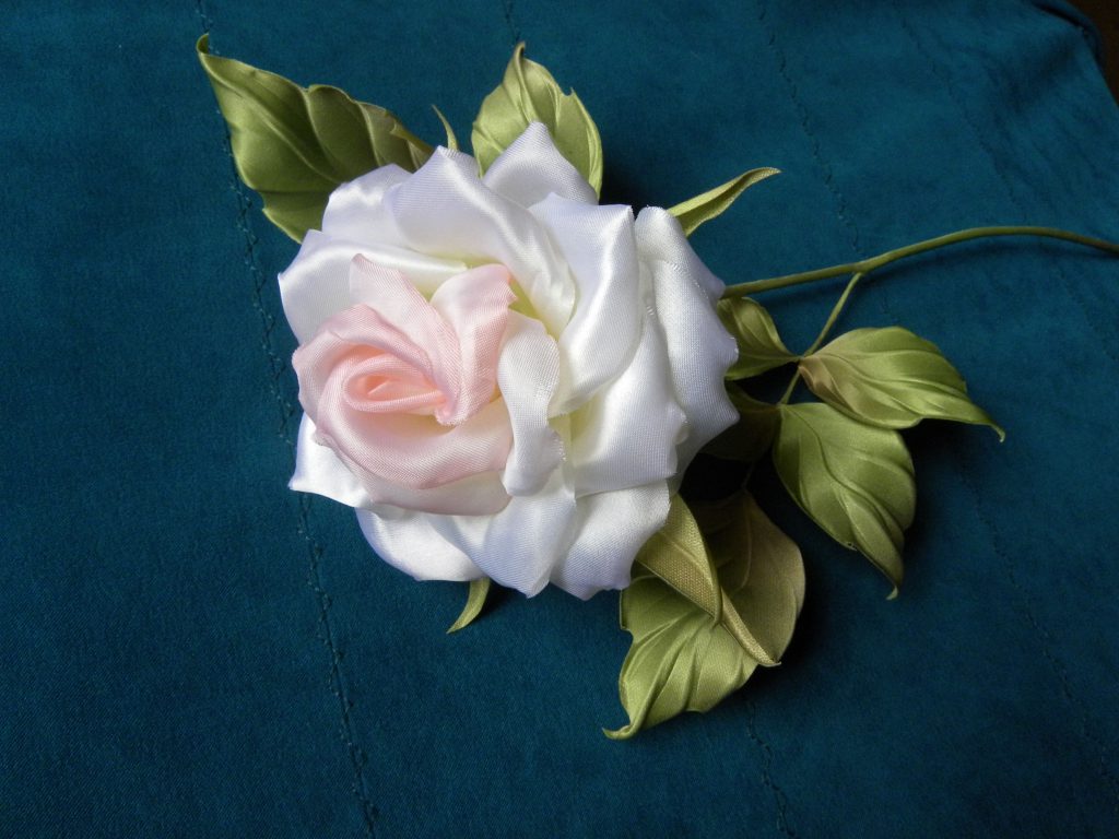 Можно дарить искусственные цветы. Нельзя дарить искусственные цветы. К чему дарят искусственные розы. Можно ли дарить искусственные цветы из ткани на день рождения.