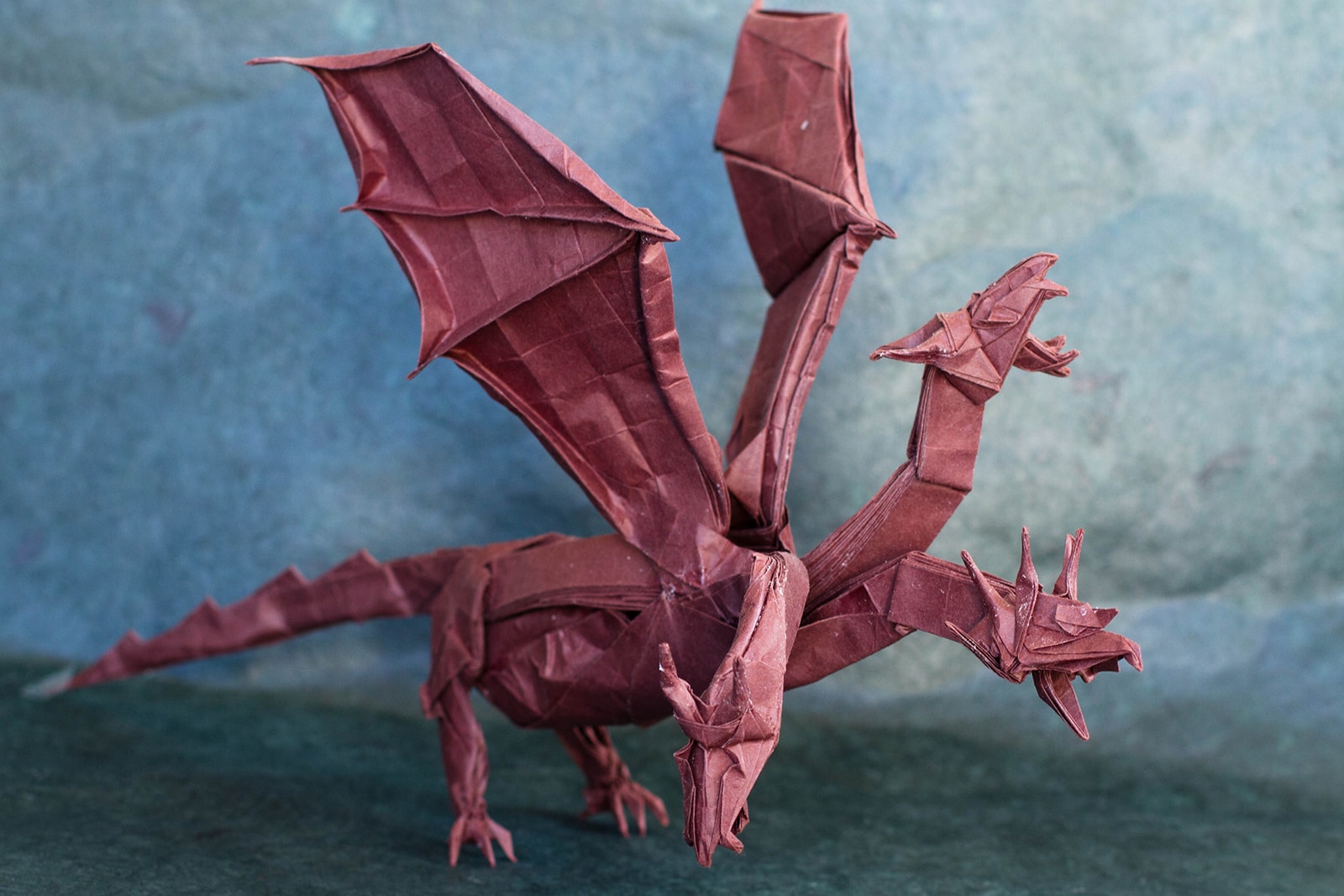 Покажи бумагу дракона. Оригами. Поделка дракон. Бумажные драконы на руку. Дракон из бумаги на руку.