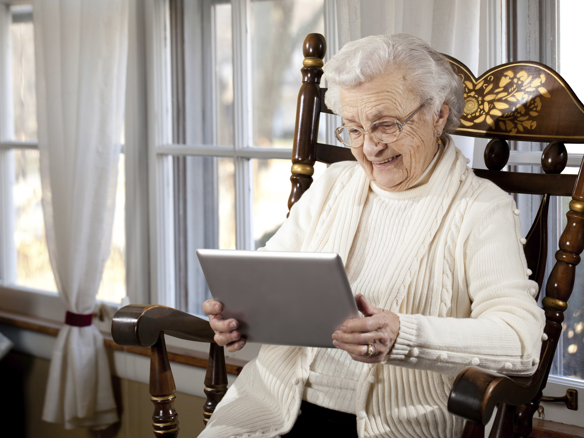 Самая пенсионерка. Современная бабушка. Пенсионерка за компьютером. Пожилая женщина со смартфоном. Бабушка с планшетом.