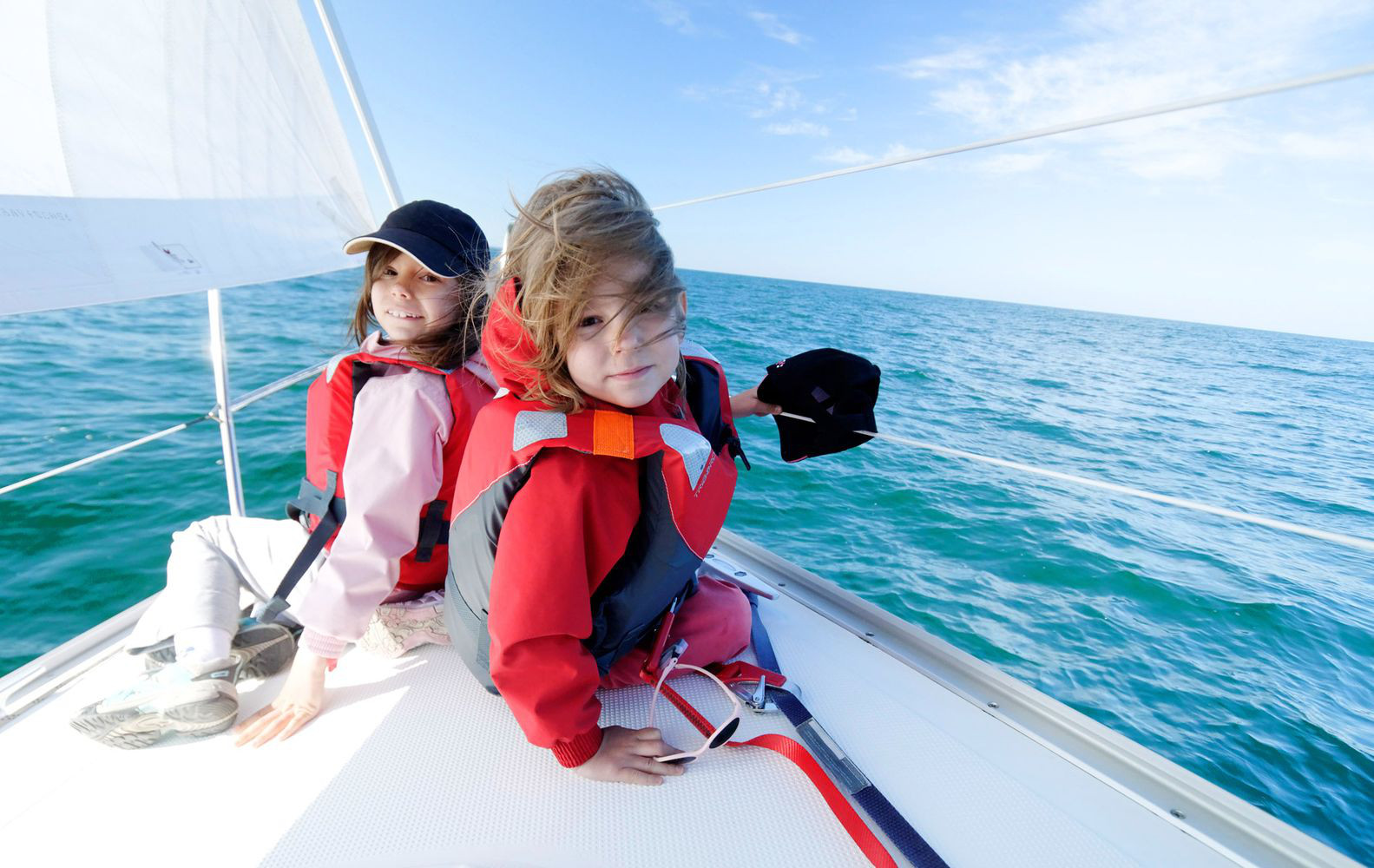 Young sail. Дети на яхте. Яхтинг для детей. Путешествия с детьми на катере. Корабль для детей.
