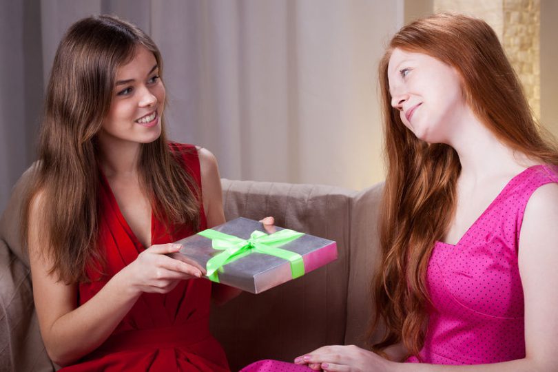 Подарок на день рождения сестре своими руками: что подарить любимой сестренке?