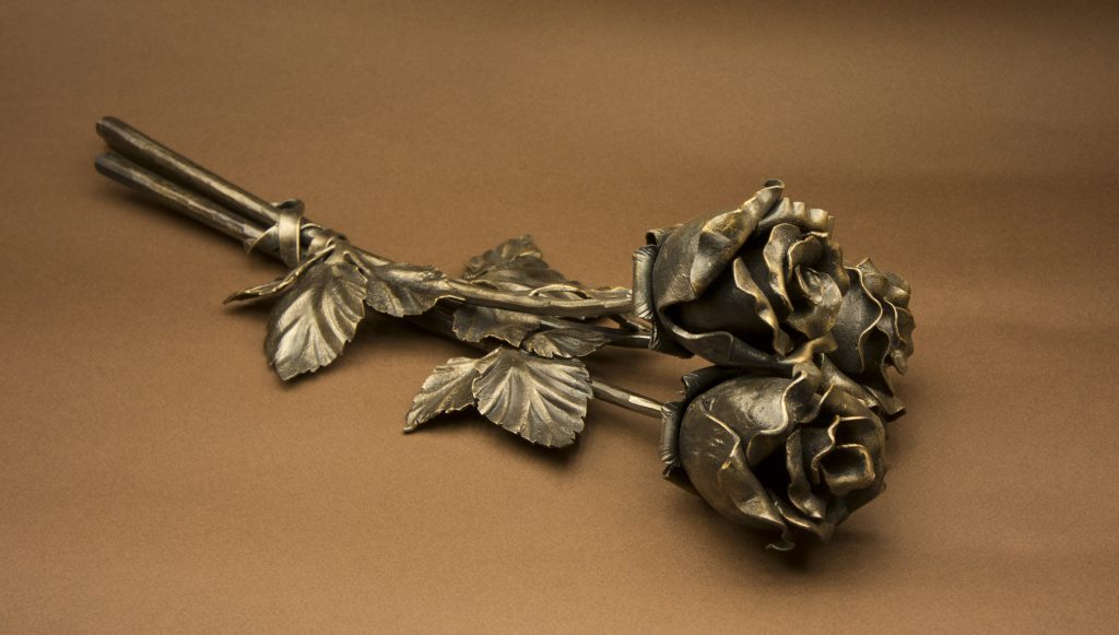 розы из металла