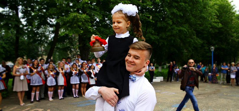 что дарят выпускники первоклассникам на 1 сентября. Смотреть фото что дарят выпускники первоклассникам на 1 сентября. Смотреть картинку что дарят выпускники первоклассникам на 1 сентября. Картинка про что дарят выпускники первоклассникам на 1 сентября. Фото что дарят выпускники первоклассникам на 1 сентября
