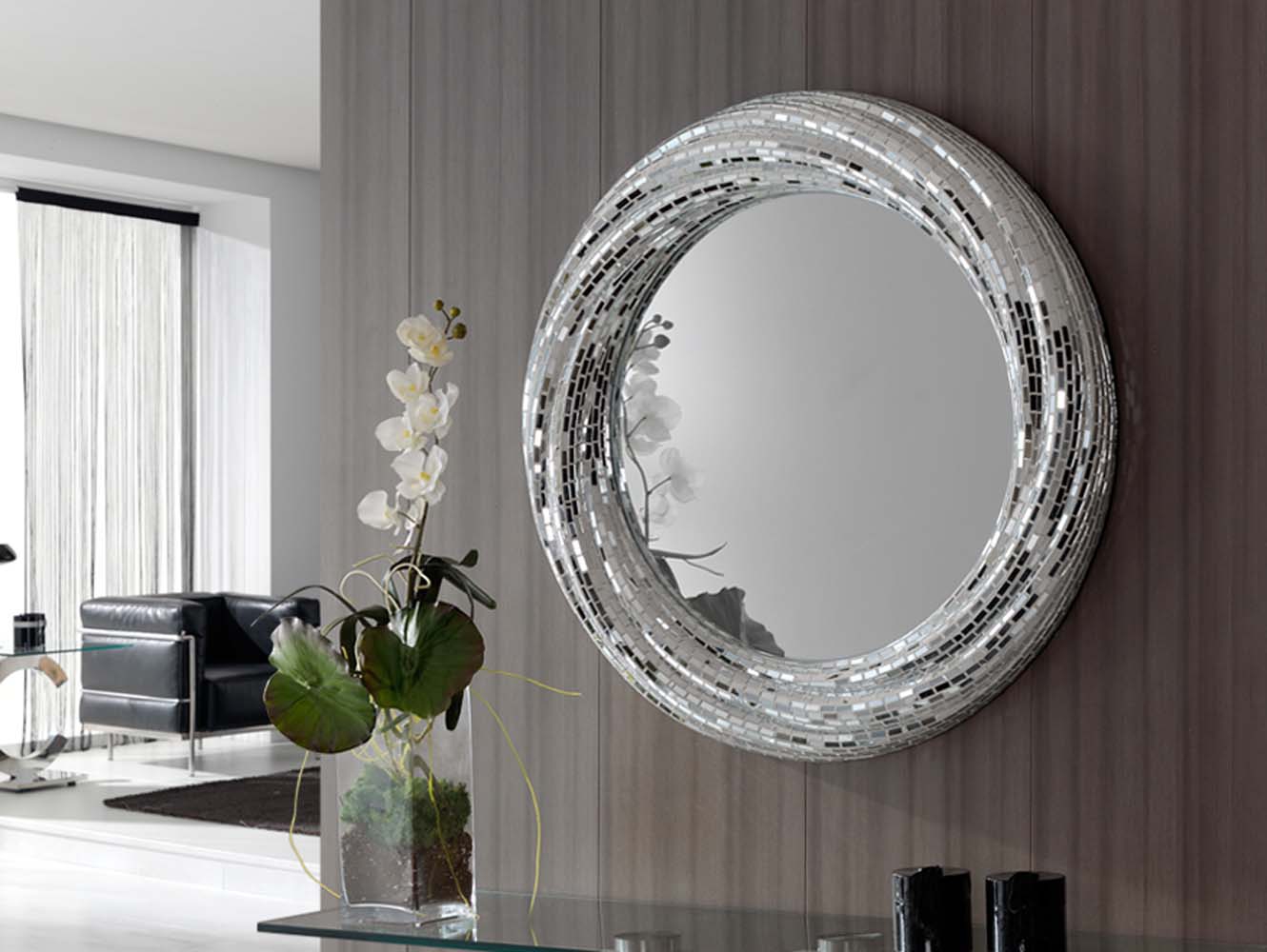 На столе лежит зеркало как изменится изображение люстры в этом зеркале если закрыть половину зеркала