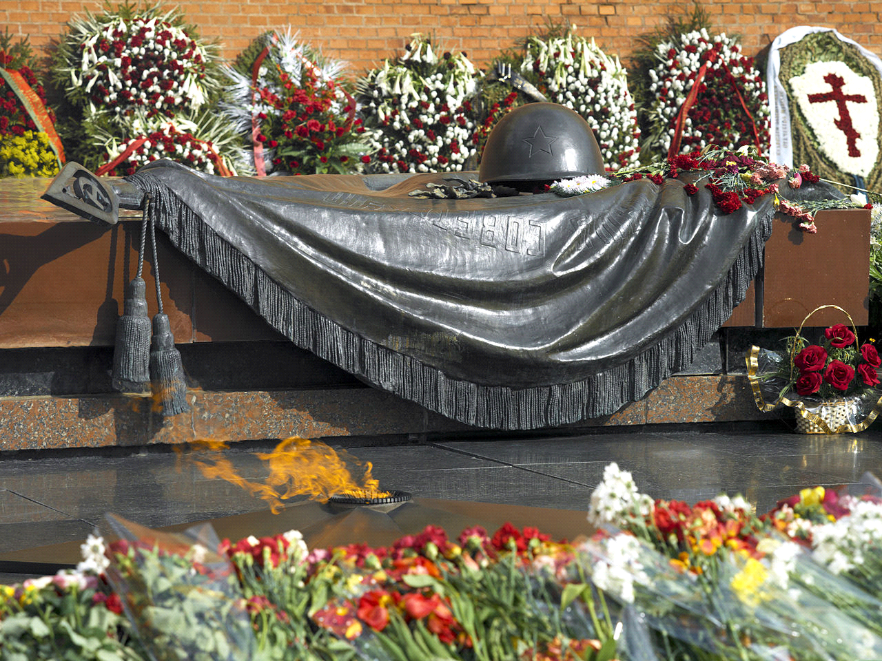 Фото покажи памятника. Могила неизвестного солдата Москва. Мемориал неизвестного солдата в России. Памятник неизвестного солдата. Обелиск неизвестному солдату.