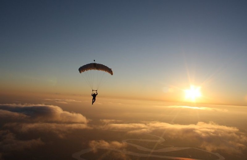 Прыжки с парашютом проводят только в летнее время