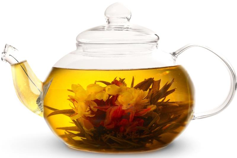 В паре с чайником можно преподнести и необычный цветочный чай