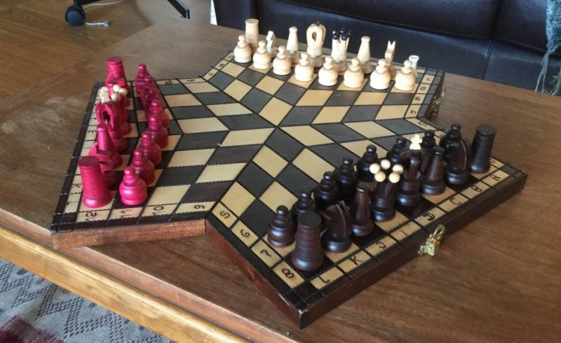 Оригинальные шахматы на троих
