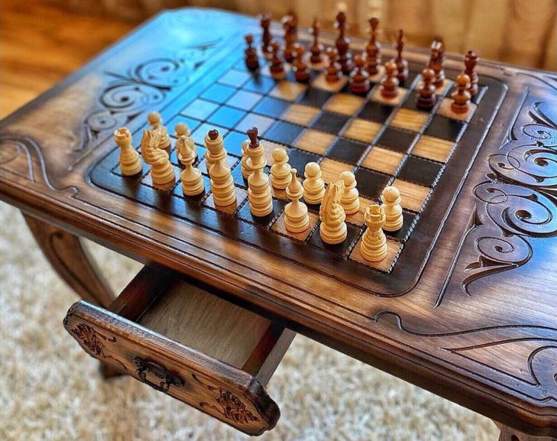 Резной шахматный стол 